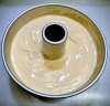 型に流して焼き上げます「バニラ香るふわふわシフォンケーキ焼けました♪」