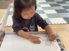 「年齢にあわせたあそび｜おえかきとおもちゃタイムの様子」