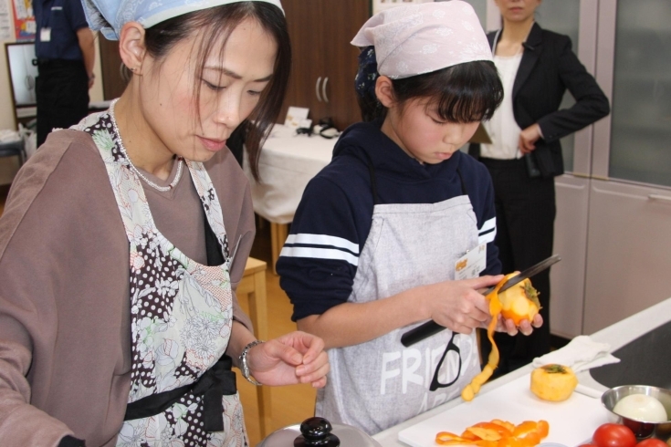 真剣な表情の渡部さん親子「ウィズガス全国親子クッキングコンテスト山形県大会」