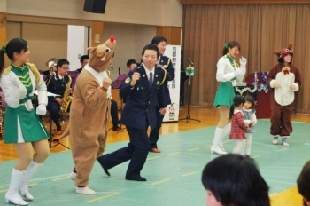 トナカイに扮した先生もノリノリ<br>小さな子供さんも一緒になってダンシング♪