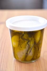 熱湯で消毒した瓶に牡蠣を入れて、浸るくらいのオイル<br>（オリーブオイルとサラダ油を半々くらいで）を注ぐ。