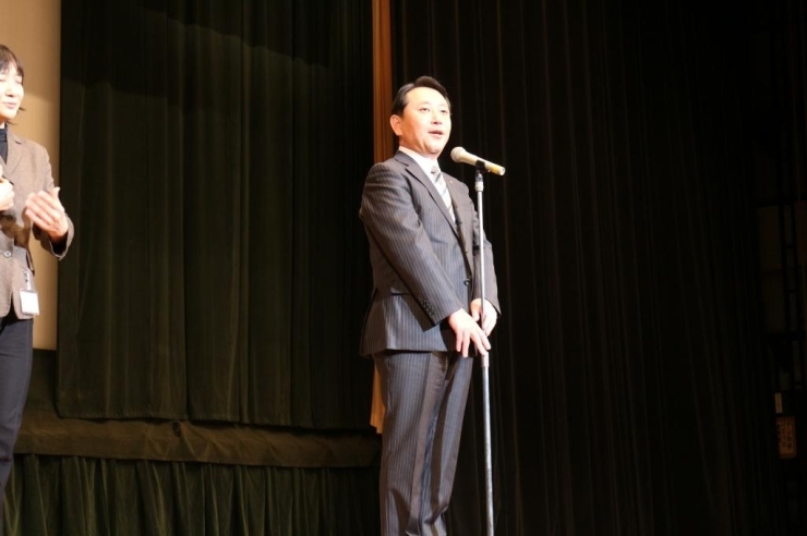 香川市長！　新成人の皆さん！聞いてないと後のビンゴとクイズ合わせたゲームで困るぞ～(笑)<br>いやいや、結構皆さんしっかり香川市長のお言葉に耳を傾けていました！