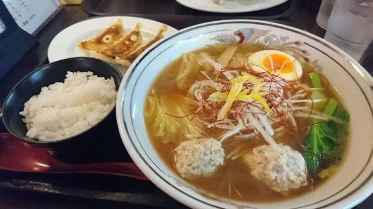 見た目の鮮やかさも素敵な鶏団子そば！