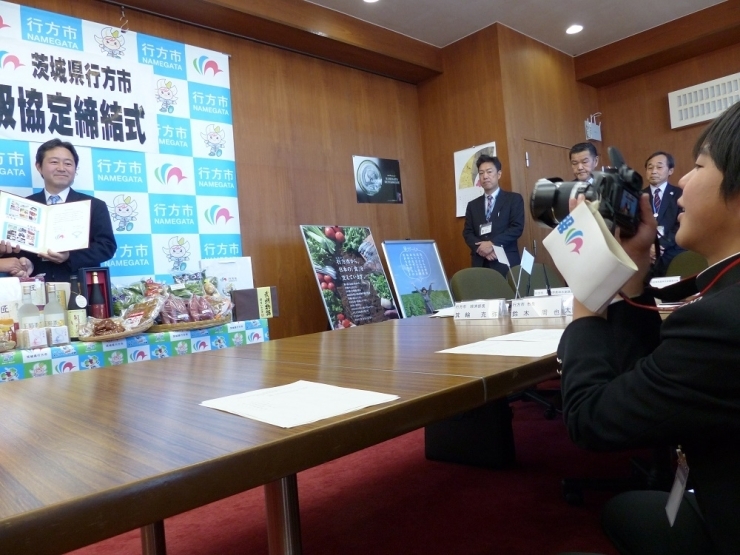 大阪府泉佐野市長と行方市長の協定締結式の記念撮影の様子　　将来は、カメラマン？公務員？新聞記者？レポーター？　　楽しみです（≧▽≦）