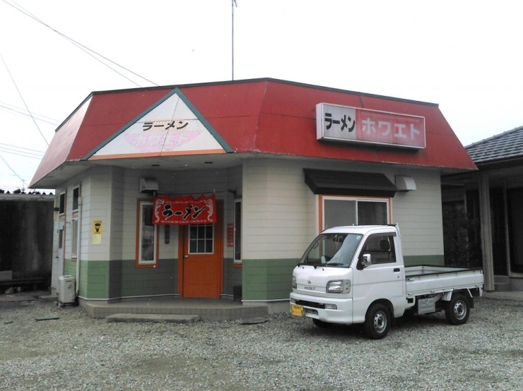 三島小学校の近く、住宅街にあるラーメン屋「ホワエト」さん。<br>