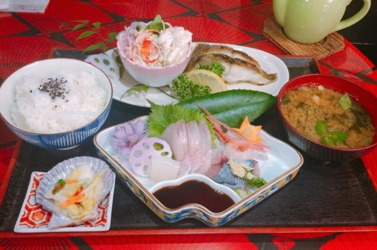 魚里名物「合わせ定食」1200円　<br>お刺身・かれい塩焼き・あら汁・サラダ・ご飯・お漬物<br>