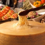 チーズの器で作るカルボナーラとワインで楽しむ「スプリングディナーブッフェ」