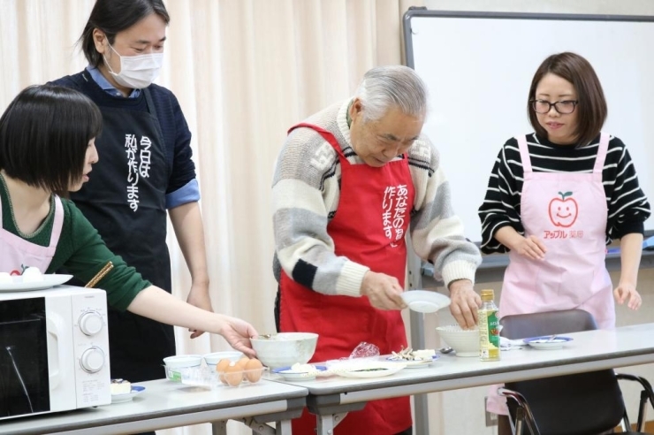 火を使わず、レンジだけで美味しく作れます。男性参加者が実習。