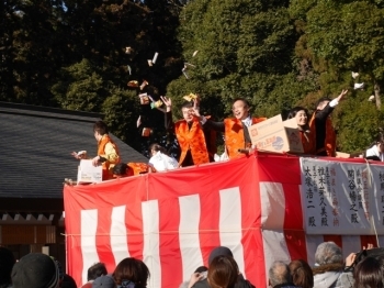 最後は沢山のお菓子が撒かれます！