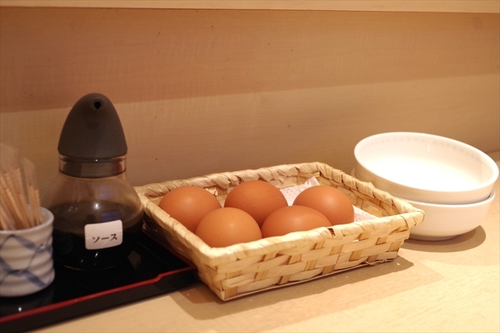 卵はカウンターに置いてあるので、自由に卵かけご飯にできます