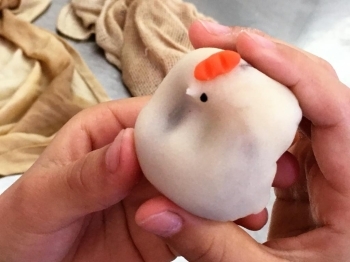 最後に作るのはお茶といただく練り切りの「鳥」です。<br>赤いとさかのあるニワトリだね。