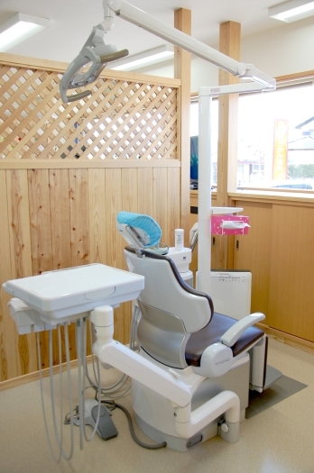 暖かな光の差し込む明るい診察室「むらかみ歯科・小児歯科」