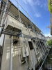 架設足場工事施工中「千葉市アパートの大規模修繕工事スタート！遠方でも最高品質をお約束します」