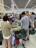 ８月に開催した試食販売会の様子「【３時間限定】ジューシーな梨を食べ比べ！ 甲賀のなし 試食販売会を開催します ナシ農家さんにこだわりや選び方を聞いてみよう！」