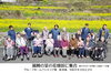 暖かく天気も良いので急遽ご利用者様の記念撮影「菜の花がほぼ満開になりました。」