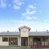 広い園庭と体育館で子どもたちの成長を育む保育園の保育士