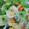 バラチューリップの華やかとグリーンの花でクールさを「感謝の花束」