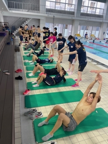 もちろん筋トレも欠かせません。「第97回関東学生選手権水泳競技大会（カンカレ）まであと14日！！立教大学体育会水泳は今年もチーム一丸となって頑張ります！！」