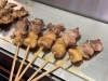 炭火で焼かれた熱々ジューシーな焼き鳥「初めての方へ。まず味わってほしい秋吉自慢の『純けい』」