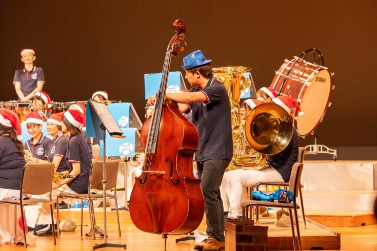 指揮者の先生はコントラバスの演奏者でもあります「4年ぶり！　江戸川総合文化センター大ホールにマリンが返ってきたよ！　期待以上のクオリティに拍手喝采(≧▽≦)」