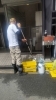 街でこんなオッサンを見かけたらお声掛けください「滑りにくい「ハズ」では危険は回避できない」