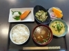 鮭さんこんにちは。かがやきランチで栄養補給🥢🥗「かがやきにも藤の花が咲きました(❁´◡`❁)色々な👹退治に効き目がある…はず❓」