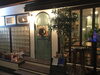 ワイン初心者の方でもお気軽に立ち寄りやすい外観。「当店1番人気赤ワイン」
