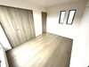 焼津市塩津Ｃ号棟🏠洋室「【内覧出来ます♪】焼津市塩津に全３棟🏠並列駐車３台🚗焼津西小・焼津中エリア🏫広々庭スペース♪人工芝＋目隠しフェンスあり✨資料請求・内覧予約受付中！焼津市の家探し・土地情報も地域密着の不動産の39へお任せください🐰🏠」
