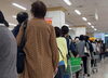 館内にのびた列