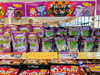 「ハロウィン特設売場が登場！にぎやかな限定お菓子が勢ぞろいしました」