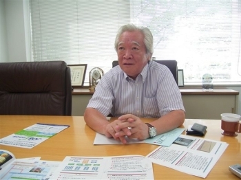 40年の社史を振り返りながら、新規事業について熱っぽく語る冨澤清社長