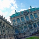 ドイツ・ドレスデンのツヴィンガー宮殿を再現した有田焼のギャラリー