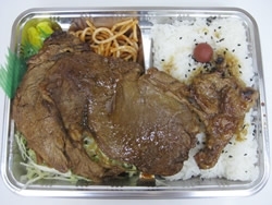 はみ出しそうな！　牛ロース生姜焼弁当
この大きさで939円「お弁当一番 西葛西本店」