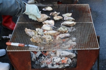 焼き牡蠣、一ついかがです？？