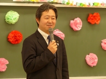 6年生の質問に笑顔でわかりやすく答える鈴木市長。時々6年生に質問を投げかけながらの話に笑い声が聞こえました。