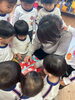 何が入っているかなぁ〜🤭(満3歳ひよこ組)「サンタさんが幼稚園にやってきた🎄✨」