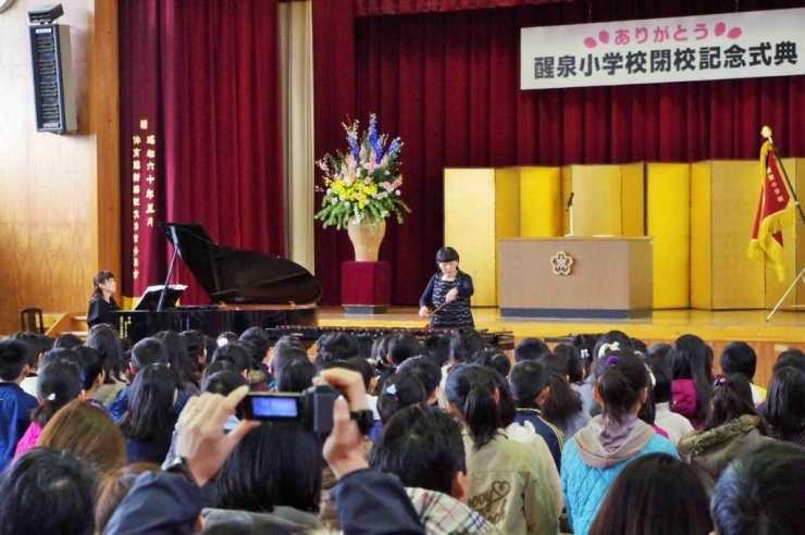 卒業生の音楽家、通崎睦美さんによる献奏。