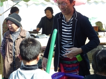 バルーンアーティスト＆パフォーマーの大森佑樹氏（おおもりゆうき）は日立市から参加してくれました！子供たちに大人気です（≧▽≦）♪♪