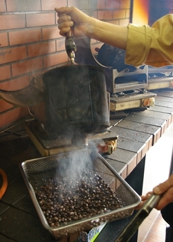 「珈琲工房ビーンズ 手稲店」注文を受けてから焙煎！　焼きたて新鮮なコーヒー豆を提供します