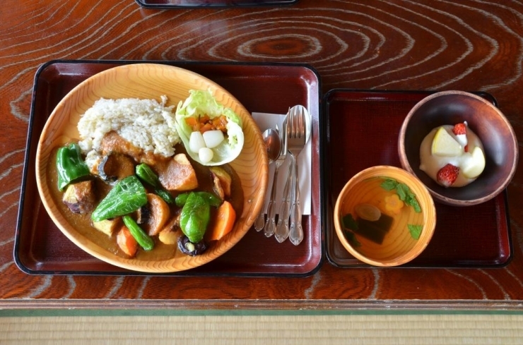 ゴロッゴロの野菜に驚きです！　スープとデザートも付いています♪