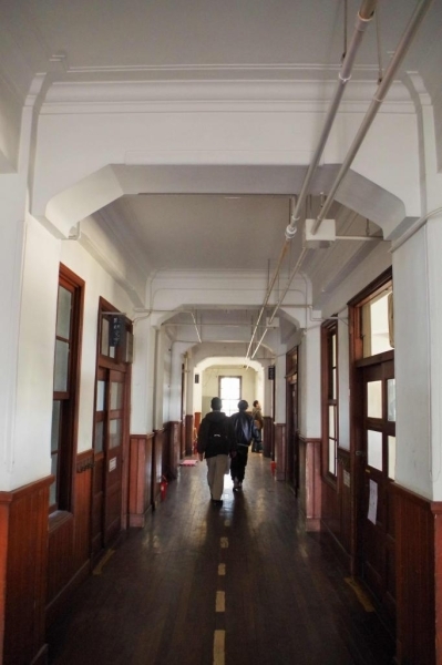 廊下。天井や柱には装飾が施されていて、小学校とは思えない佇まい。