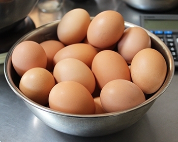 自由に動き回ることができる平飼いで健康的に育った鶏の卵