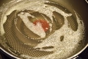 【4】フライパンを中火で熱し、バターを溶かす。