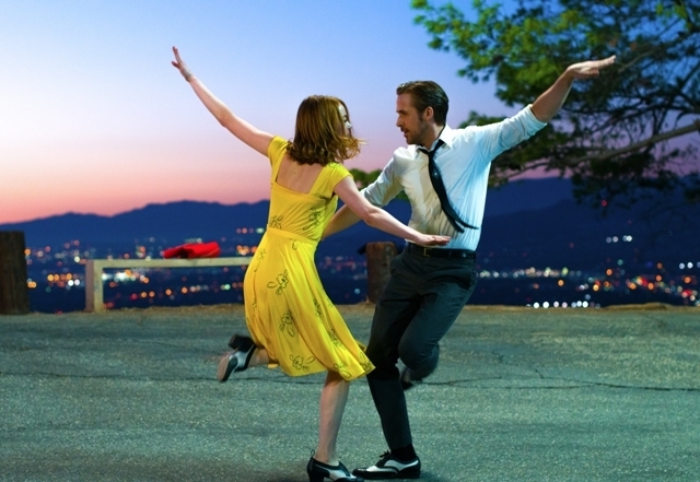 上映中<br>Photo credit: EW0001: Sebastian (Ryan Gosling) and Mia (Emma Stone) in LA LA LAND. Photo courtesy of Lionsgate. (C) 2016 Summit Entertainment, LLC. All Rights Reserved.