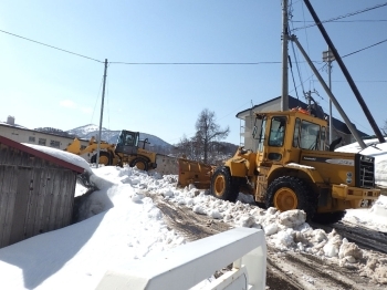 タイヤドーザーで雪をかき分けて進行し、除雪していきます。「株式会社 みかみ建設」