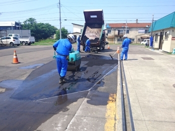 小規模舗装の作業の様子「株式会社 みかみ建設」