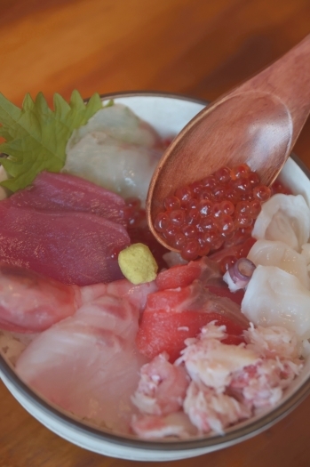 海鮮丼１５００円はプラス５００円でウニのせにできます！「いち乃家」