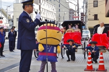 パレードに先立ち東山区役所前での出発式。えびす屋の俥夫「えびすけ」も応援に駆けつけました