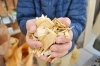 消臭、防カビ、防虫、防湿効果を発揮する青森ヒバ の木片「青森ヒバチップス」。下駄箱、ロッカーやクローゼットはもちろんですが、玄関先やリビングに置いて、香りを楽しむのもおすすめです♪