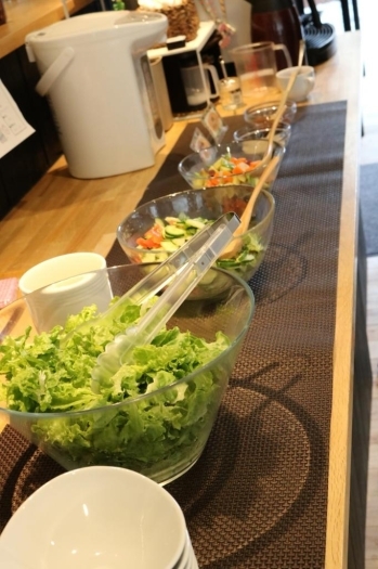 新鮮野菜や温野菜がきれいに並んだサラダバー。思わず食欲もわいてきます♪